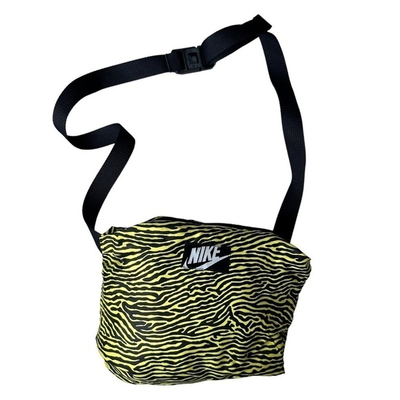 Nike Foldaway Light Running Safari Print
Jacket. Size Medium - Picture 7 of 12